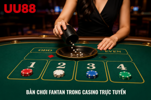 Bàn chơi Fantan với các quân cược và người chia bài trong casino hiện đại